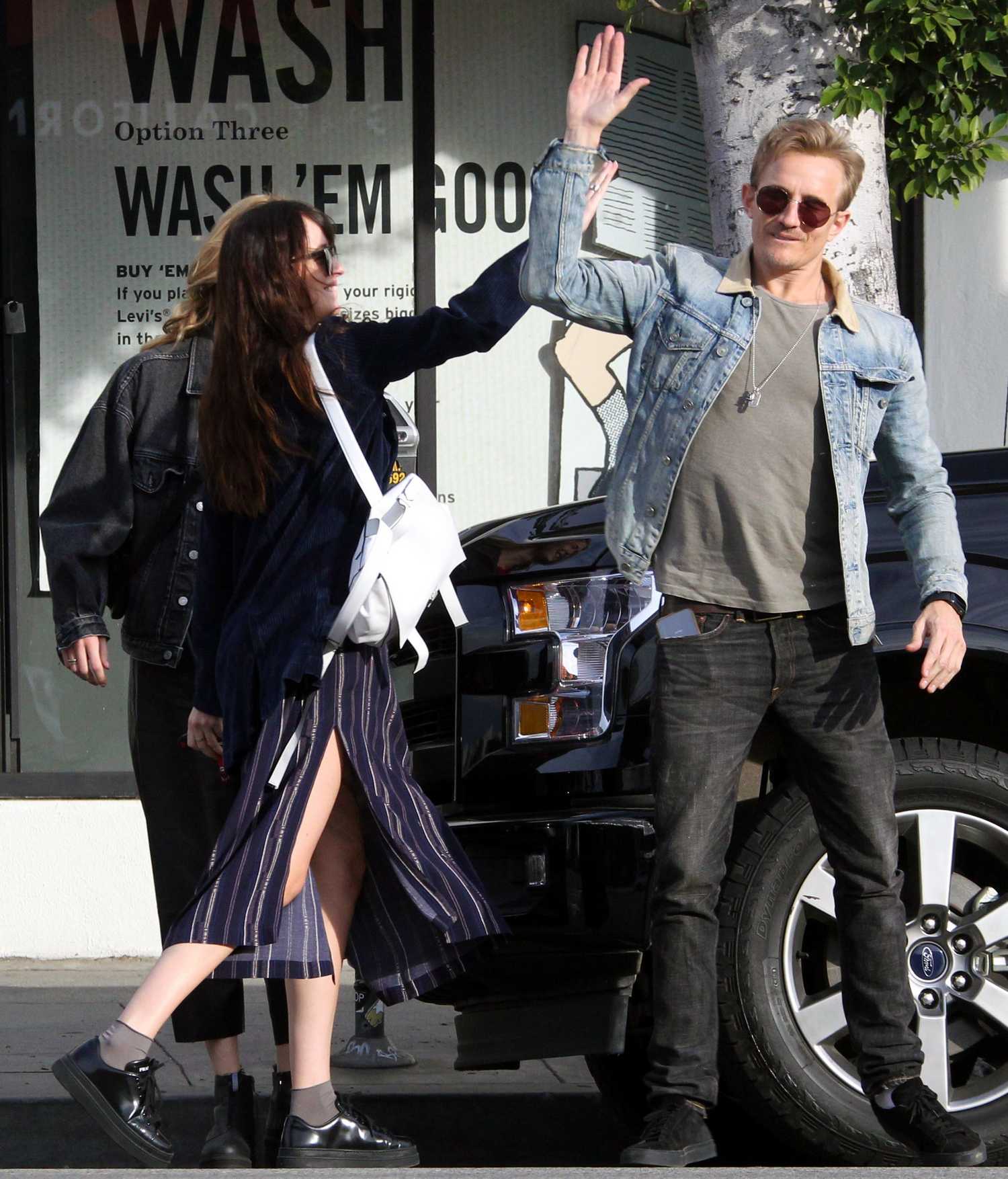 Dakota_with_Grace_and_Jesse_in_Hollywood_yesterday_January_29_2019-08.jpg Dakota_with_Grace_and_Jesse_in_Hollywood_yesterday_January_29_2019-08.jpg