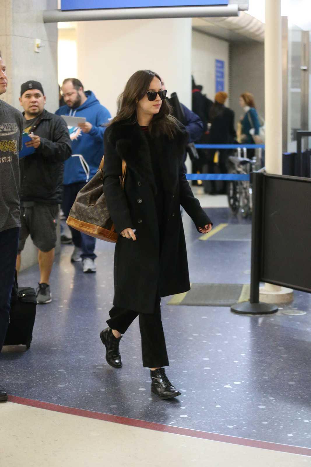 Daktoa_Johnson_Arriving_at_LAX_Airport_-_February_1_281729.jpg Daktoa_Johnson_Arriving_at_LAX_Airport_-_February_1_281729.jpg