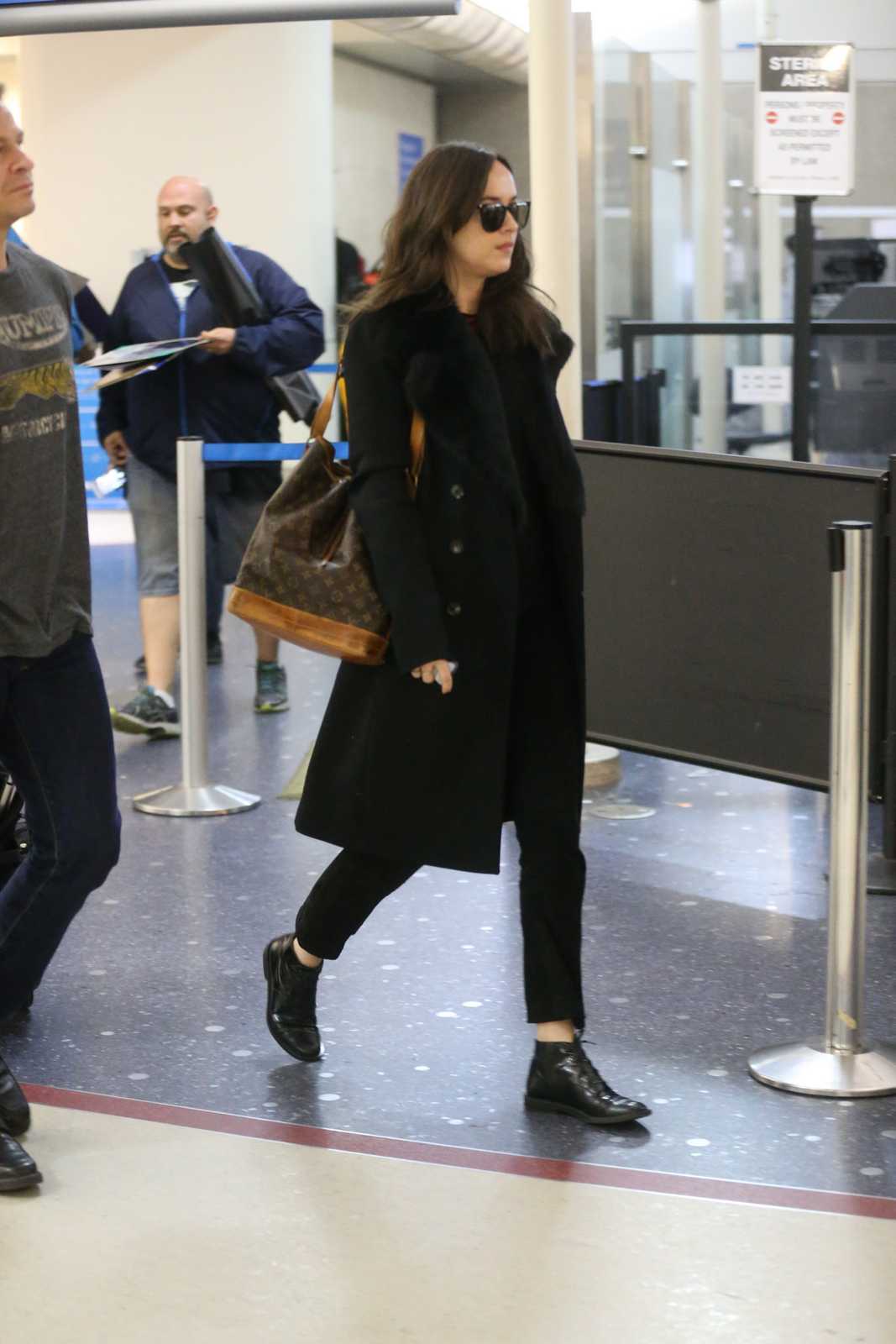Daktoa_Johnson_Arriving_at_LAX_Airport_-_February_1_28229.jpg