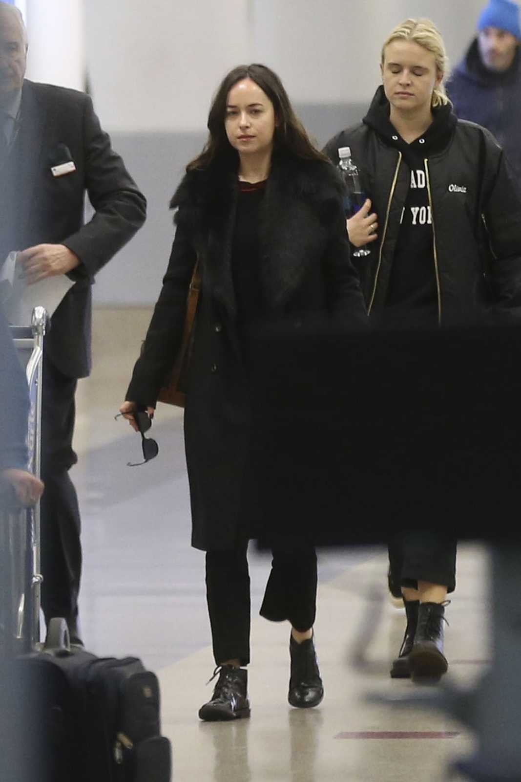 Daktoa_Johnson_Arriving_at_LAX_Airport_-_February_1_28529.jpg Daktoa_Johnson_Arriving_at_LAX_Airport_-_February_1_28529.jpg