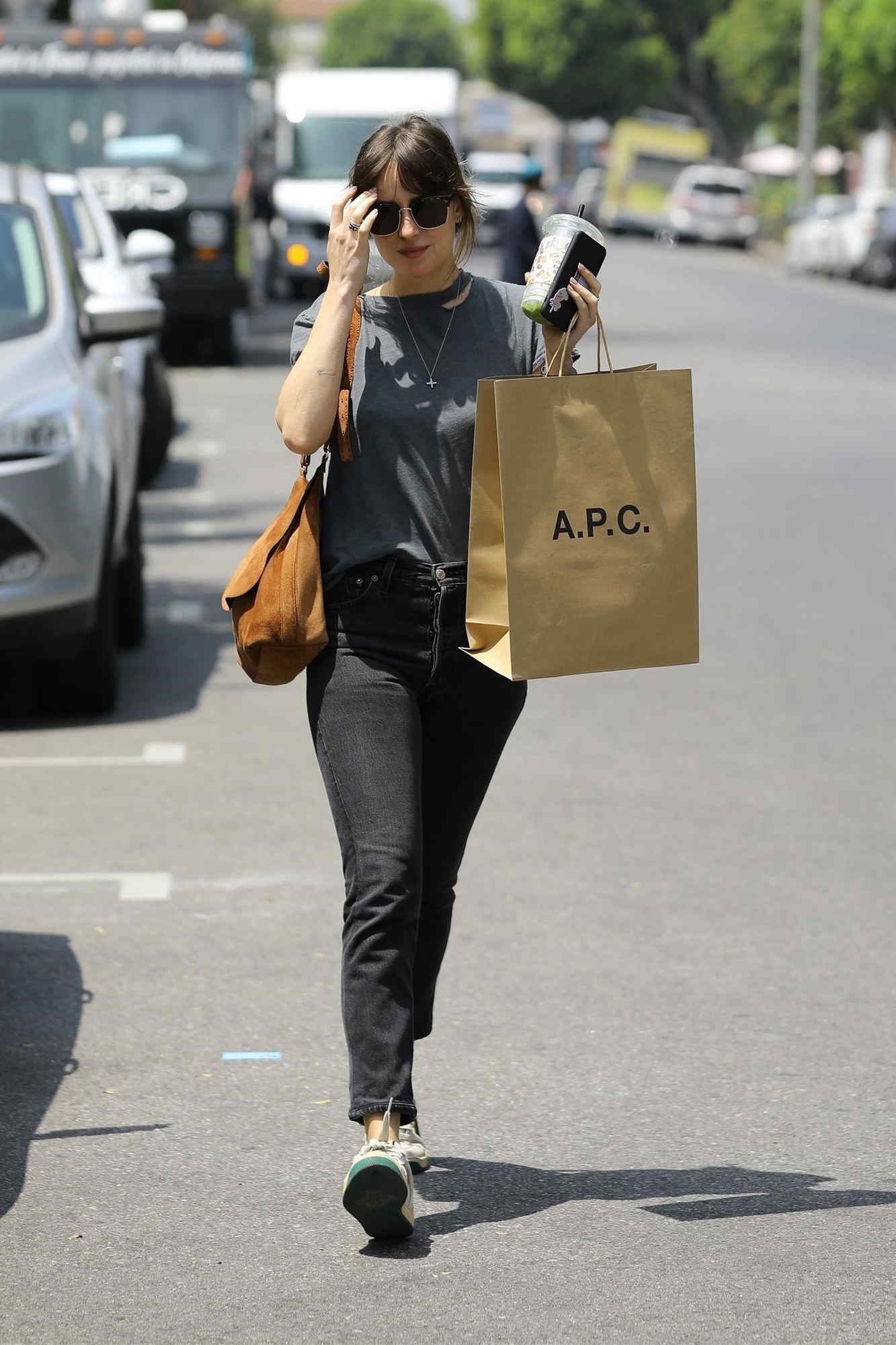 Goes_shopping_at_the_Los_Angeles_A_P_C__store_-_April_263.jpg