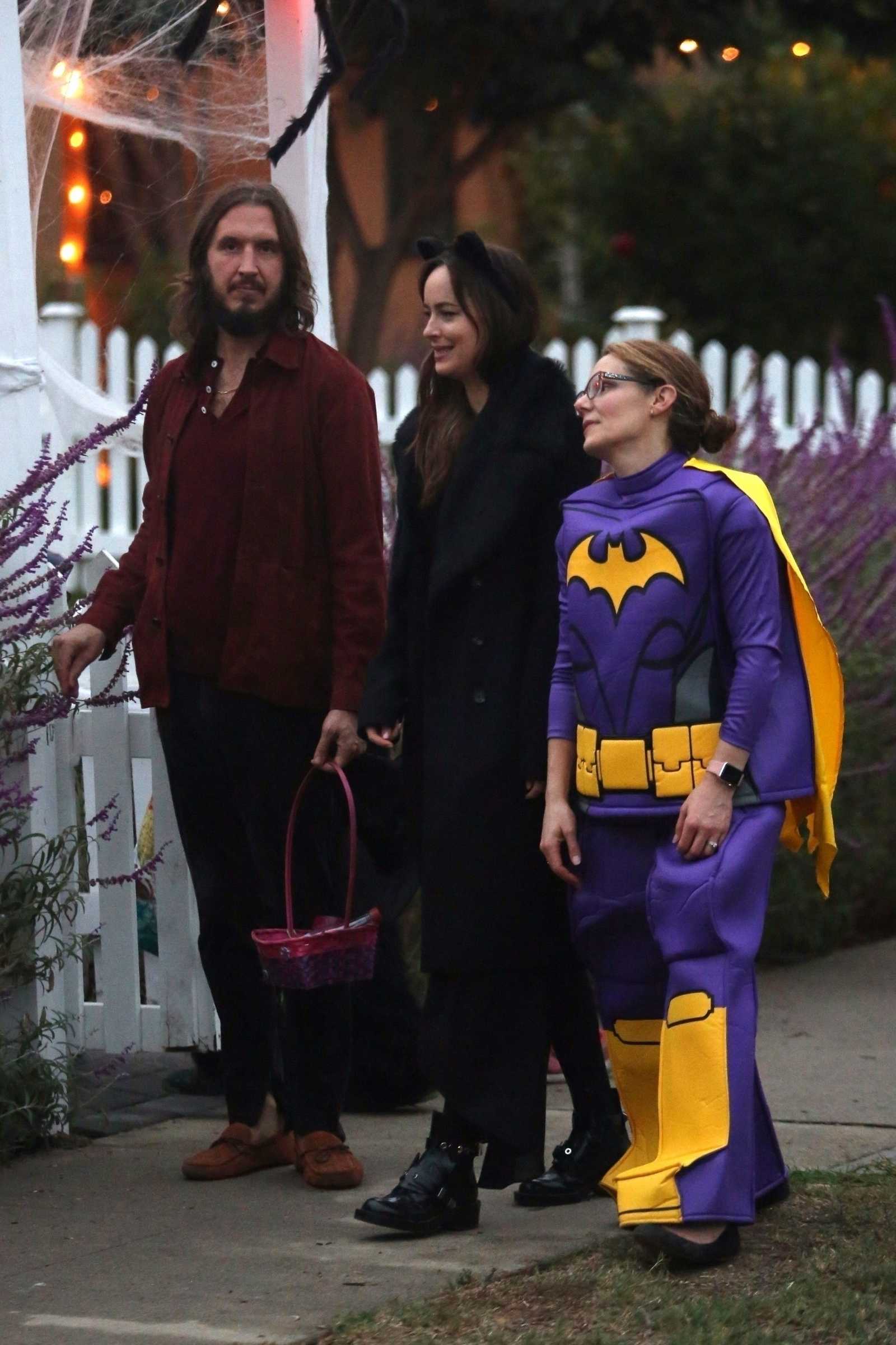 Going_to_Trick-or-Treating_with_friends_in_Los_Angeles_on_October_31-01.jpg Going_to_Trick-or-Treating_with_friends_in_Los_Angeles_on_October_31-01.jpg