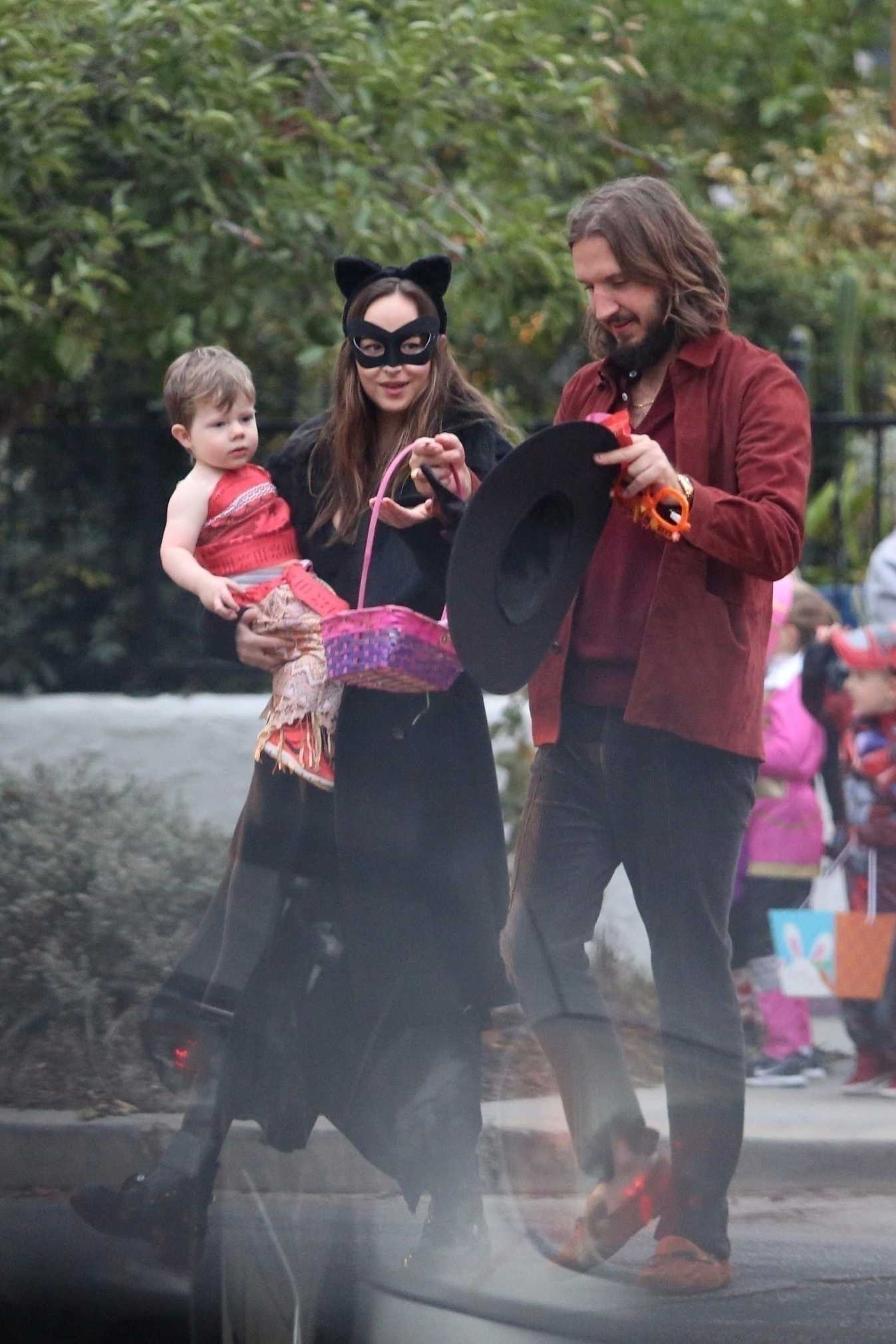 Going_to_Trick-or-Treating_with_friends_in_Los_Angeles_on_October_31-02.jpg Going_to_Trick-or-Treating_with_friends_in_Los_Angeles_on_October_31-02.jpg