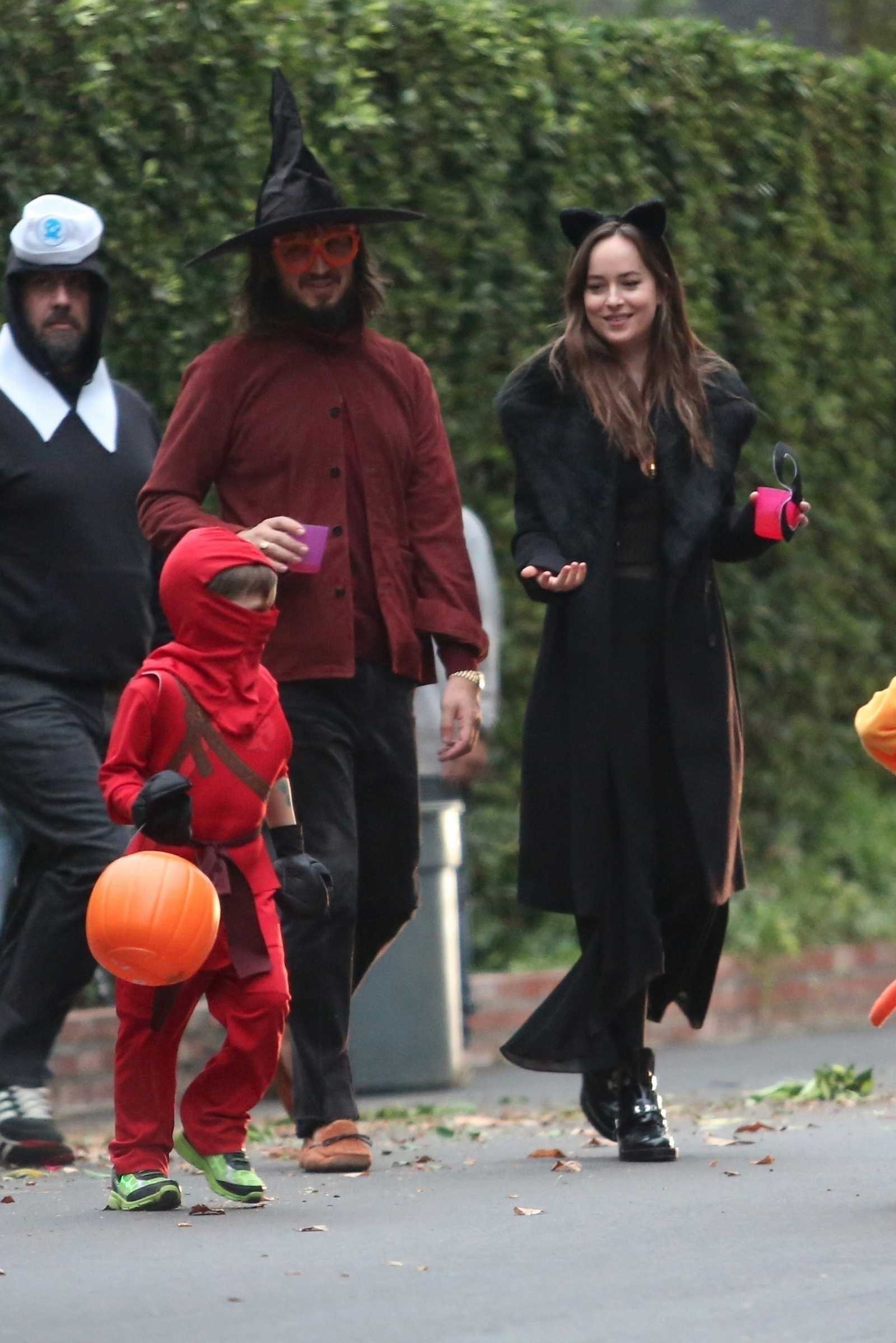 Going_to_Trick-or-Treating_with_friends_in_Los_Angeles_on_October_31-03.jpg Going_to_Trick-or-Treating_with_friends_in_Los_Angeles_on_October_31-03.jpg