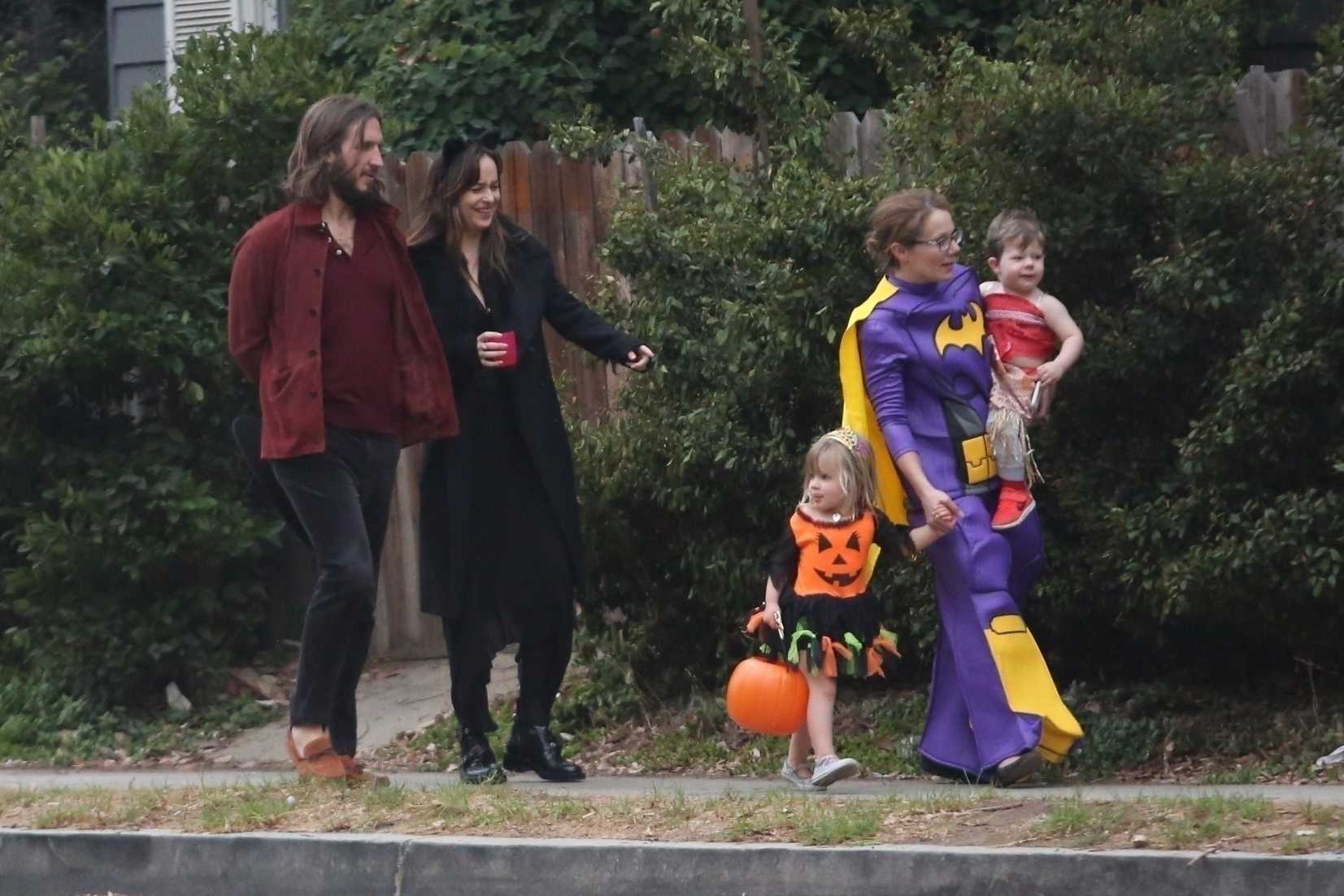 Going_to_Trick-or-Treating_with_friends_in_Los_Angeles_on_October_31-04.jpg Going_to_Trick-or-Treating_with_friends_in_Los_Angeles_on_October_31-04.jpg
