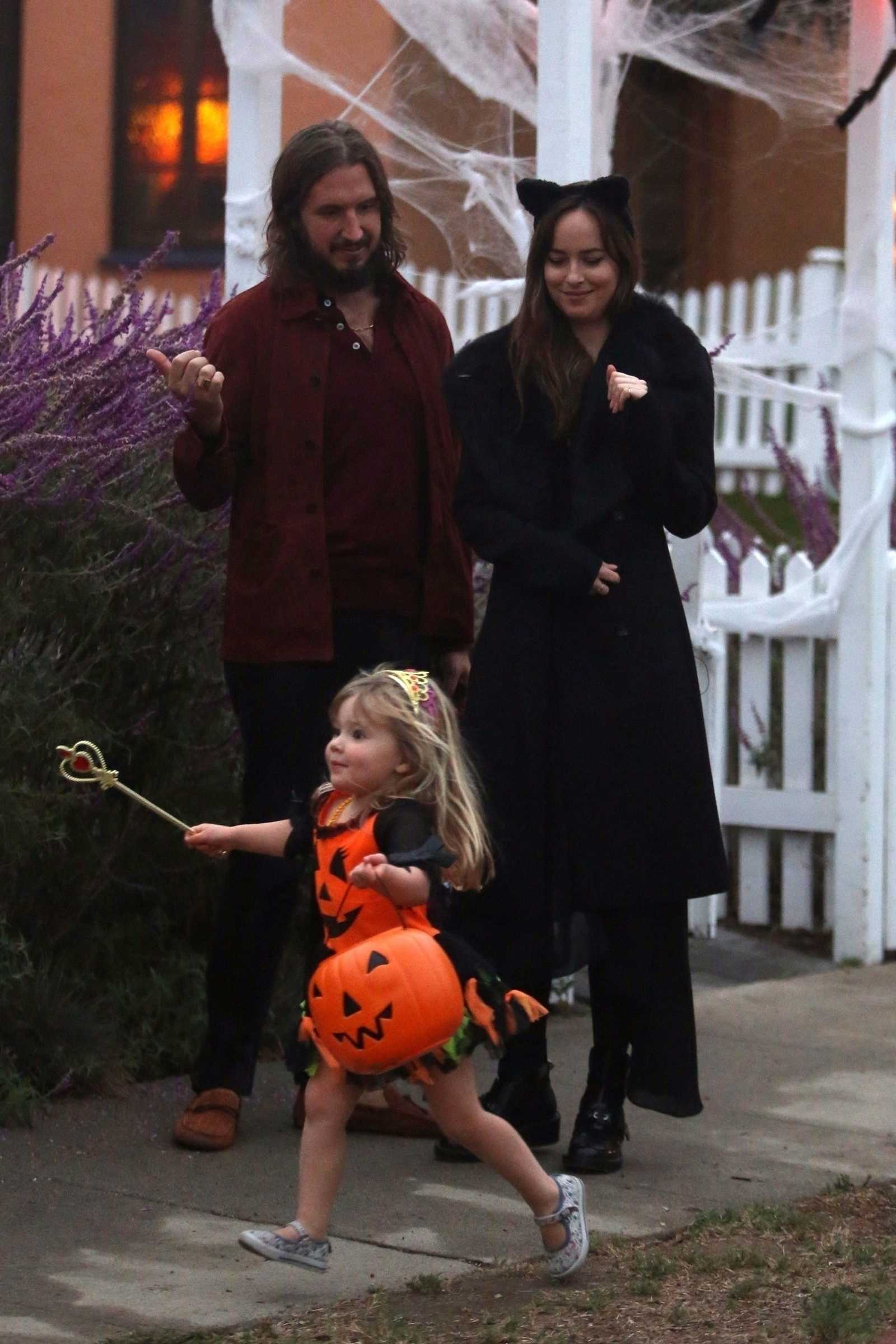 Going_to_Trick-or-Treating_with_friends_in_Los_Angeles_on_October_31-08.jpg Going_to_Trick-or-Treating_with_friends_in_Los_Angeles_on_October_31-08.jpg