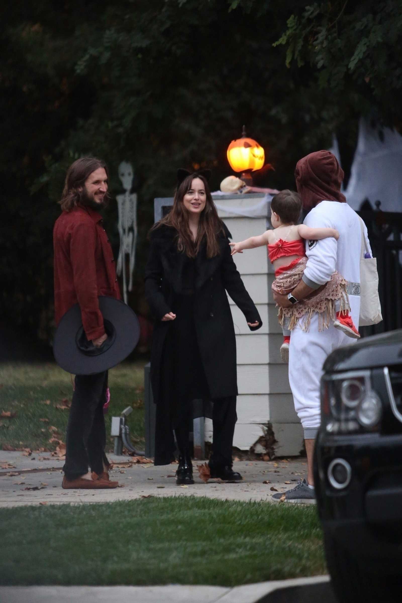 Going_to_Trick-or-Treating_with_friends_in_Los_Angeles_on_October_31-10.jpg Going_to_Trick-or-Treating_with_friends_in_Los_Angeles_on_October_31-10.jpg