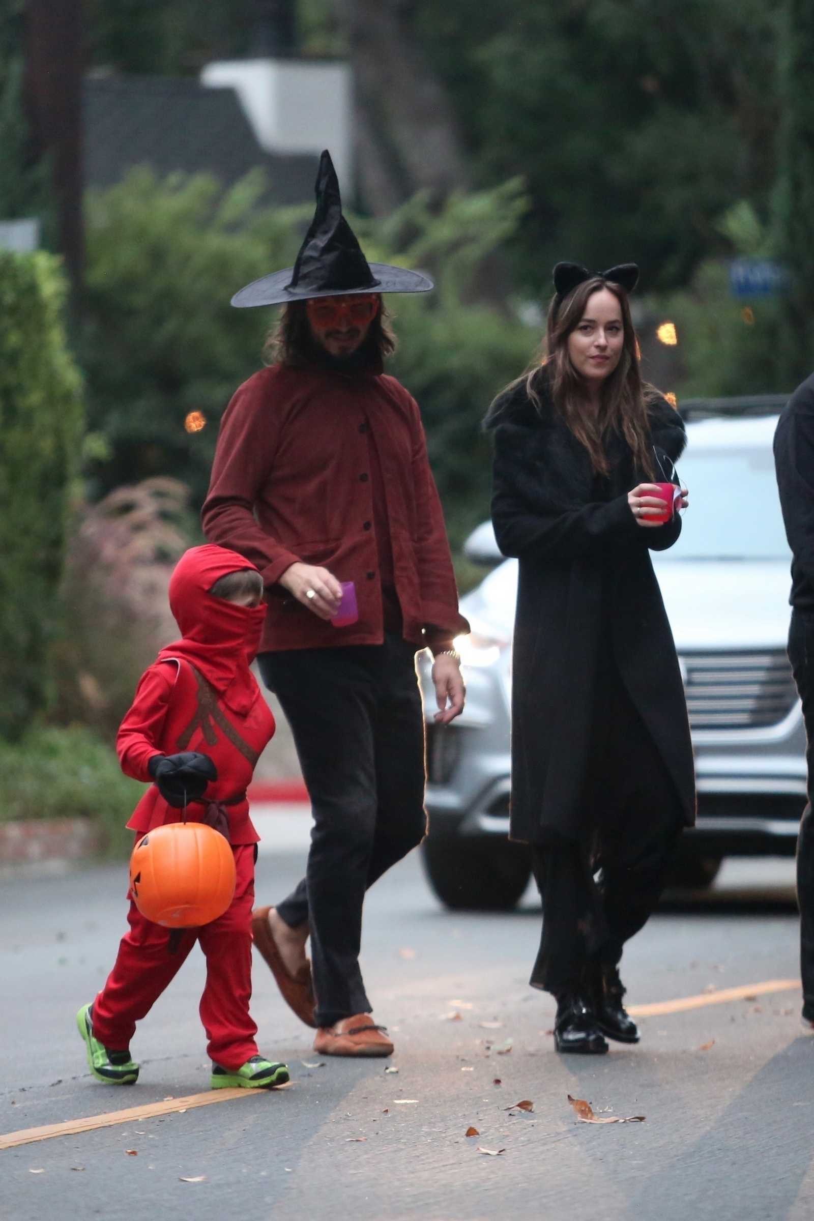 Going_to_Trick-or-Treating_with_friends_in_Los_Angeles_on_October_31-11.jpg Going_to_Trick-or-Treating_with_friends_in_Los_Angeles_on_October_31-11.jpg