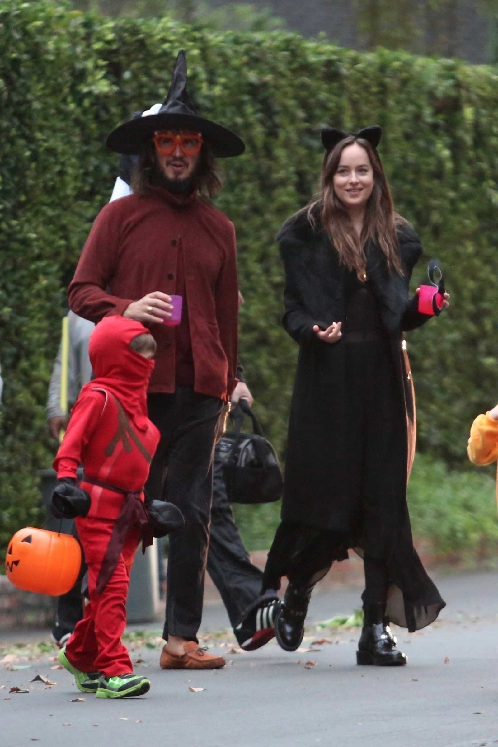 Going_to_Trick-or-Treating_with_friends_in_Los_Angeles_on_October_31-12.jpg Going_to_Trick-or-Treating_with_friends_in_Los_Angeles_on_October_31-12.jpg