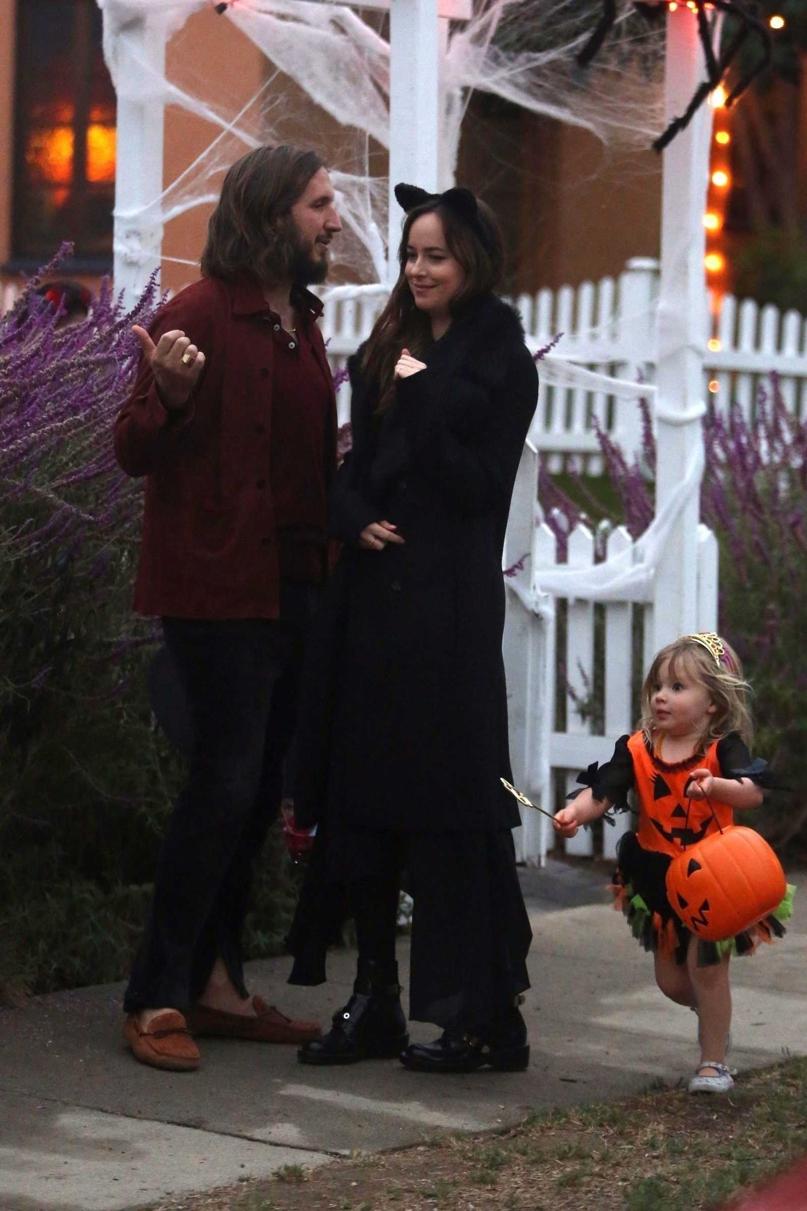 Going_to_Trick-or-Treating_with_friends_in_Los_Angeles_on_October_31-13.jpg Going_to_Trick-or-Treating_with_friends_in_Los_Angeles_on_October_31-13.jpg