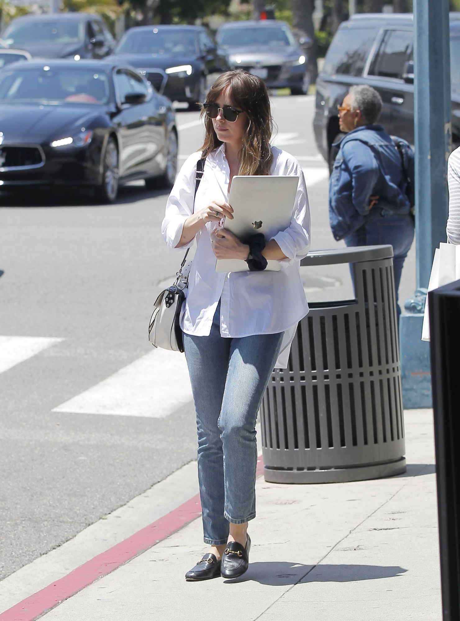 Holds_on_to_her_Mac_Book_after_a_lunch_date_with_her_friend_in_Beverly_Hills_-_May_293.jpg