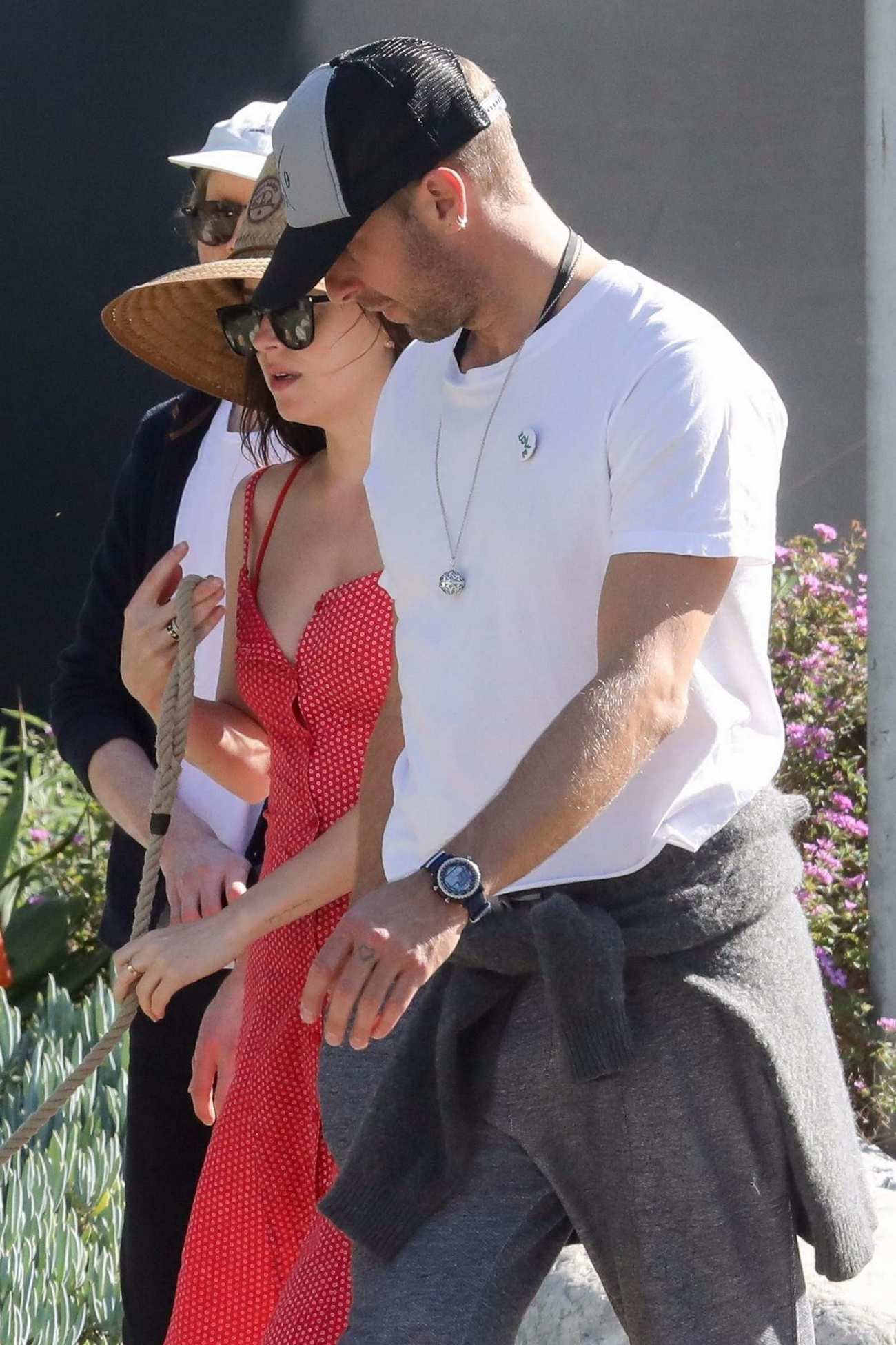 In_Malibu_with_Chris_Martin_-_March_31-02.jpg In_Malibu_with_Chris_Martin_-_March_31-02.jpg