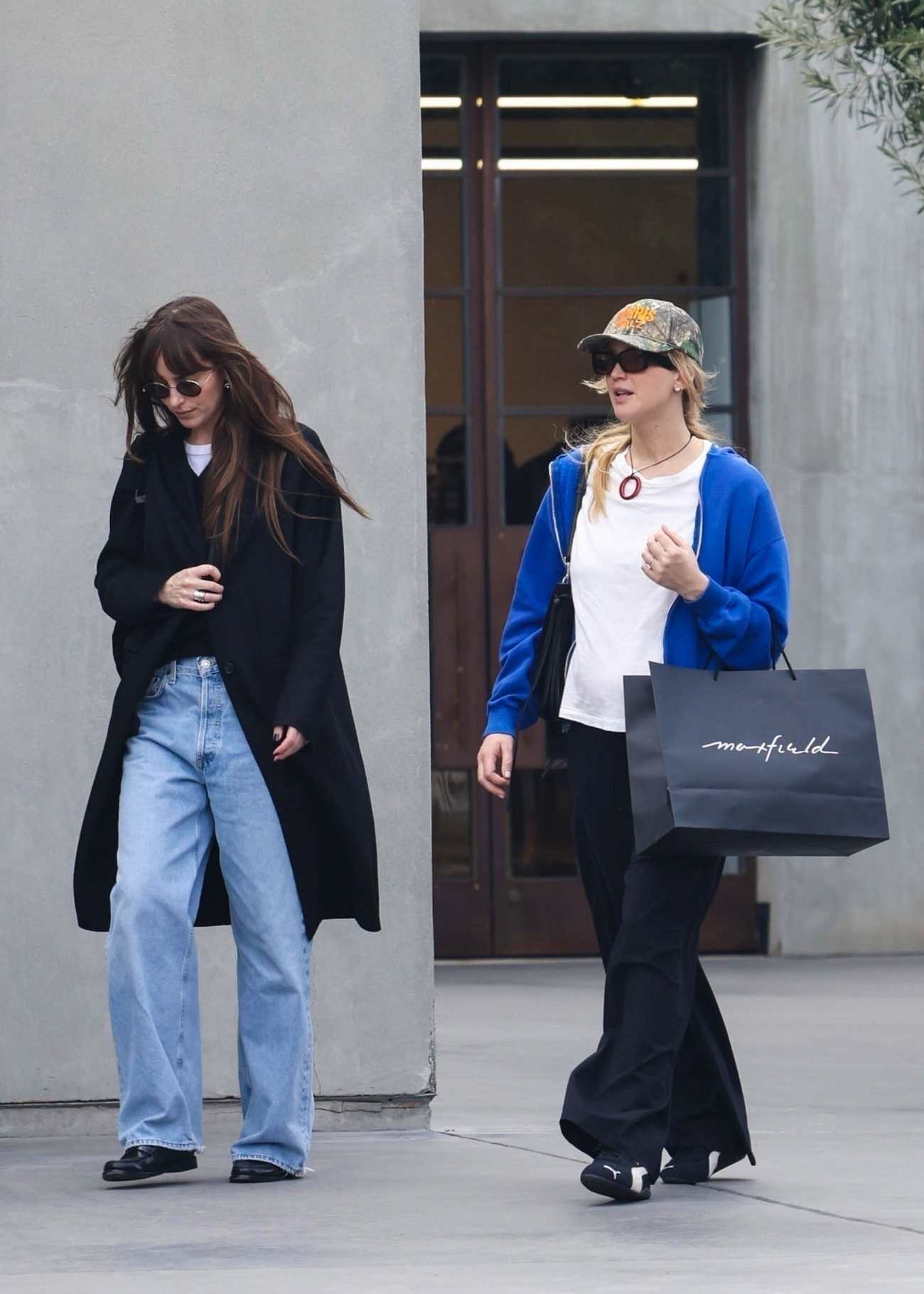 Jennifer_Lawrence___Dakota_Johnson_-_Out_in_Los_Angeles_-_October_272C_2024_01.jpg