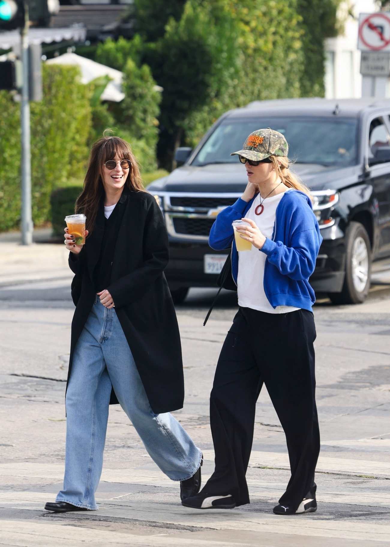 Jennifer_Lawrence___Dakota_Johnson_-_Out_in_Los_Angeles_-_October_272C_2024_03.jpg