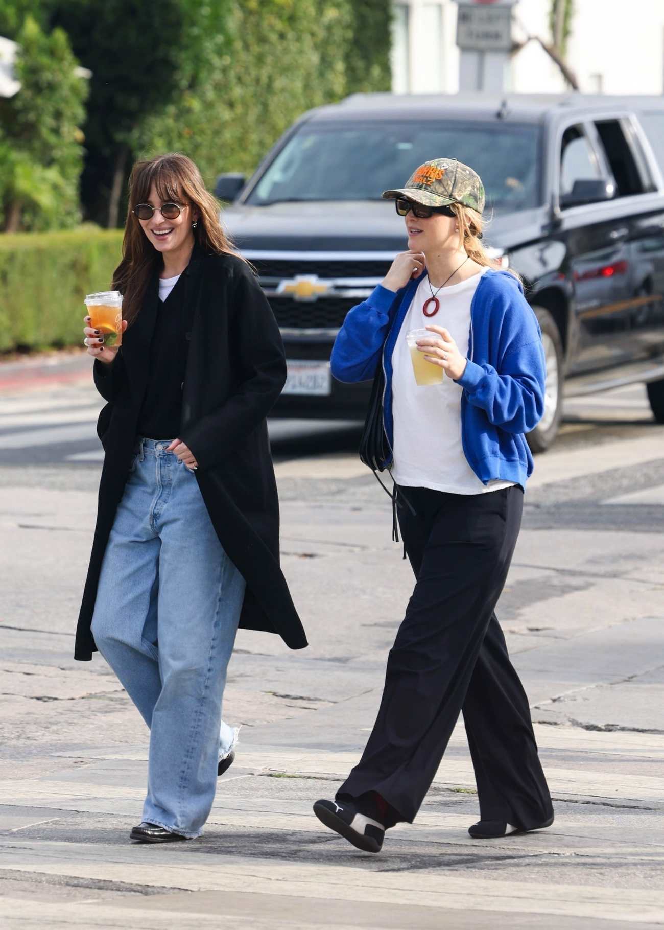Jennifer_Lawrence___Dakota_Johnson_-_Out_in_Los_Angeles_-_October_272C_2024_05.jpg
