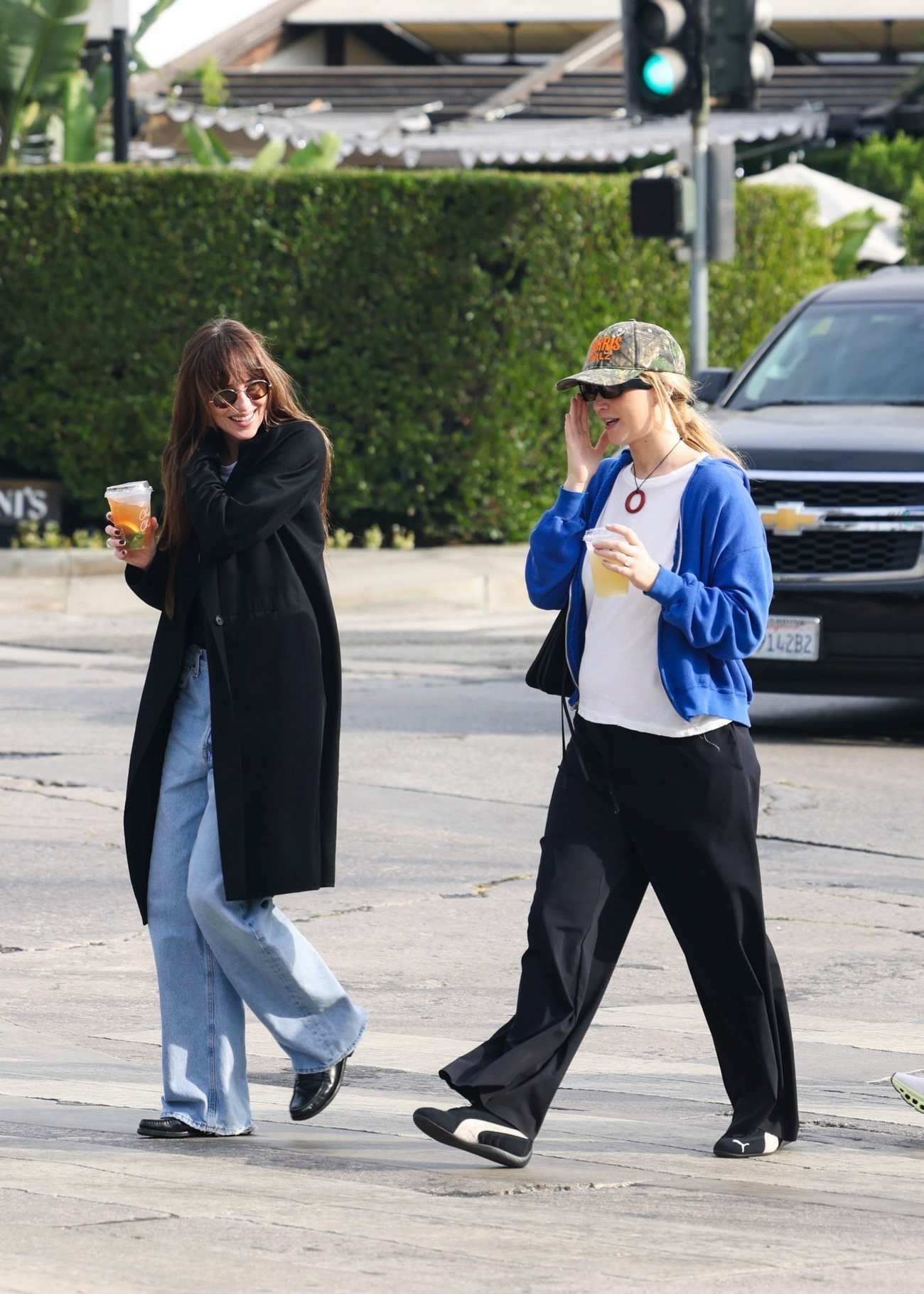 Jennifer_Lawrence___Dakota_Johnson_-_Out_in_Los_Angeles_-_October_272C_2024_06.jpg