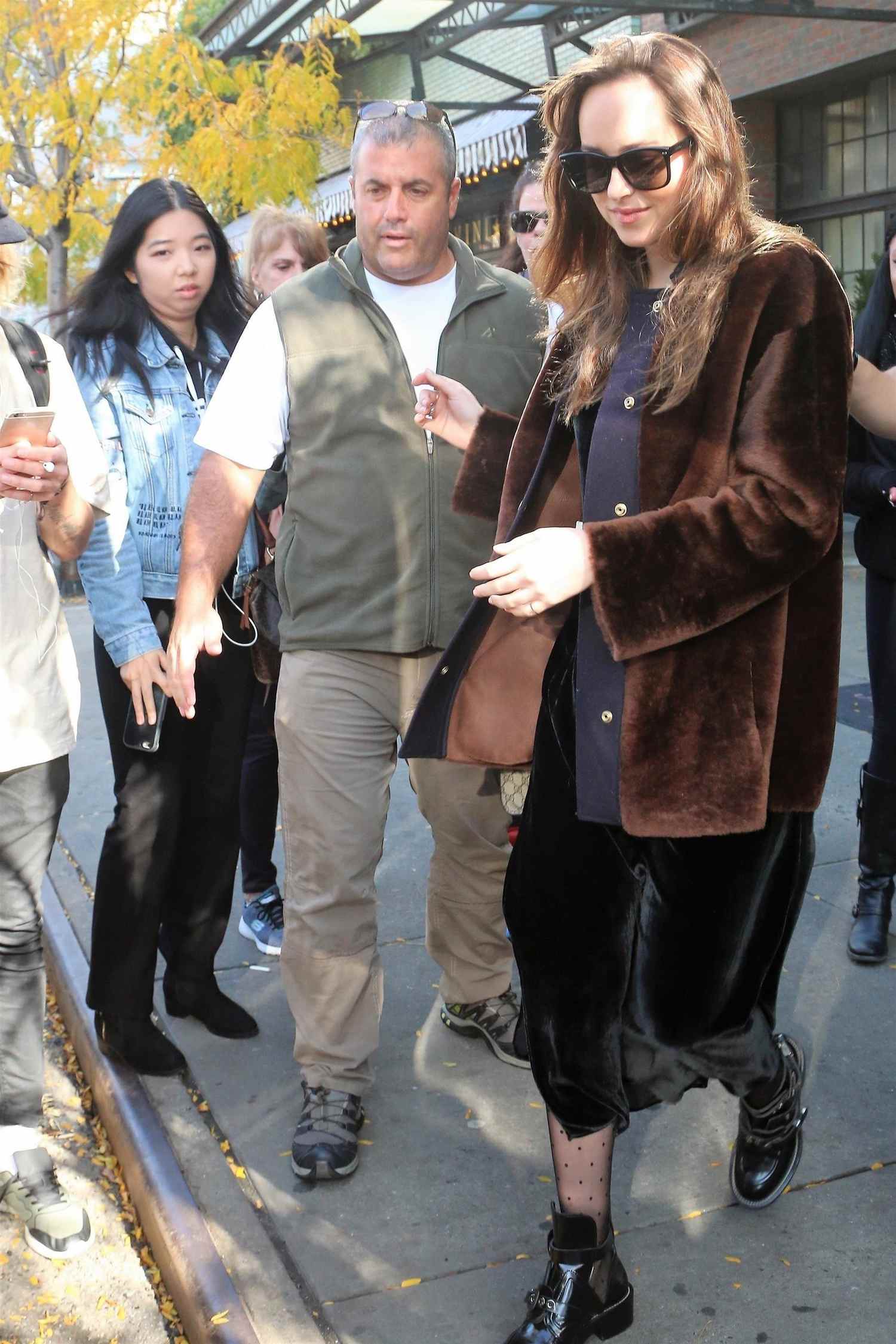 Leaving_Her_Hotel_in_New_York_City_-_November_3-04.jpg Leaving_Her_Hotel_in_New_York_City_-_November_3-04.jpg