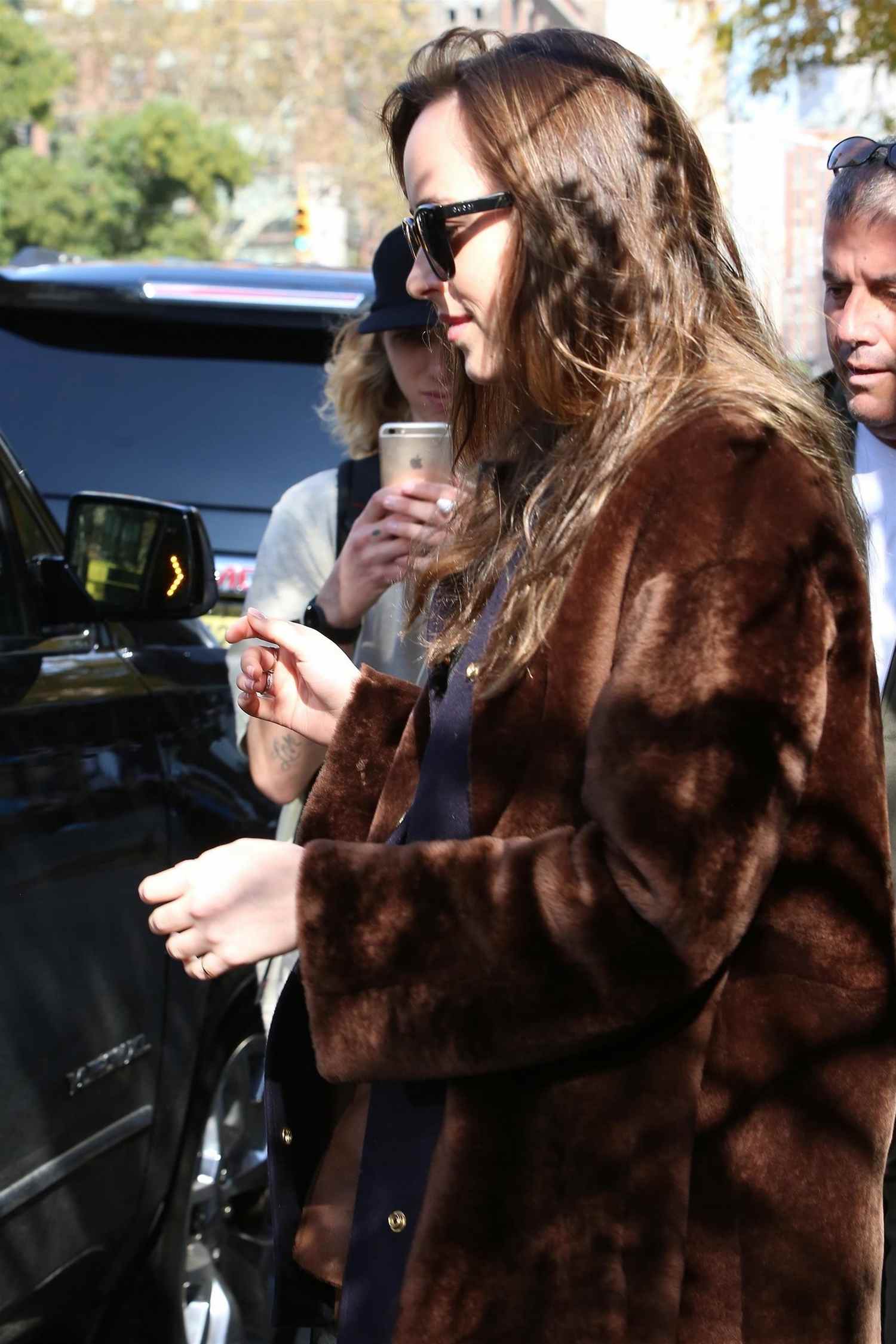 Leaving_Her_Hotel_in_New_York_City_-_November_3-09.jpg Leaving_Her_Hotel_in_New_York_City_-_November_3-09.jpg