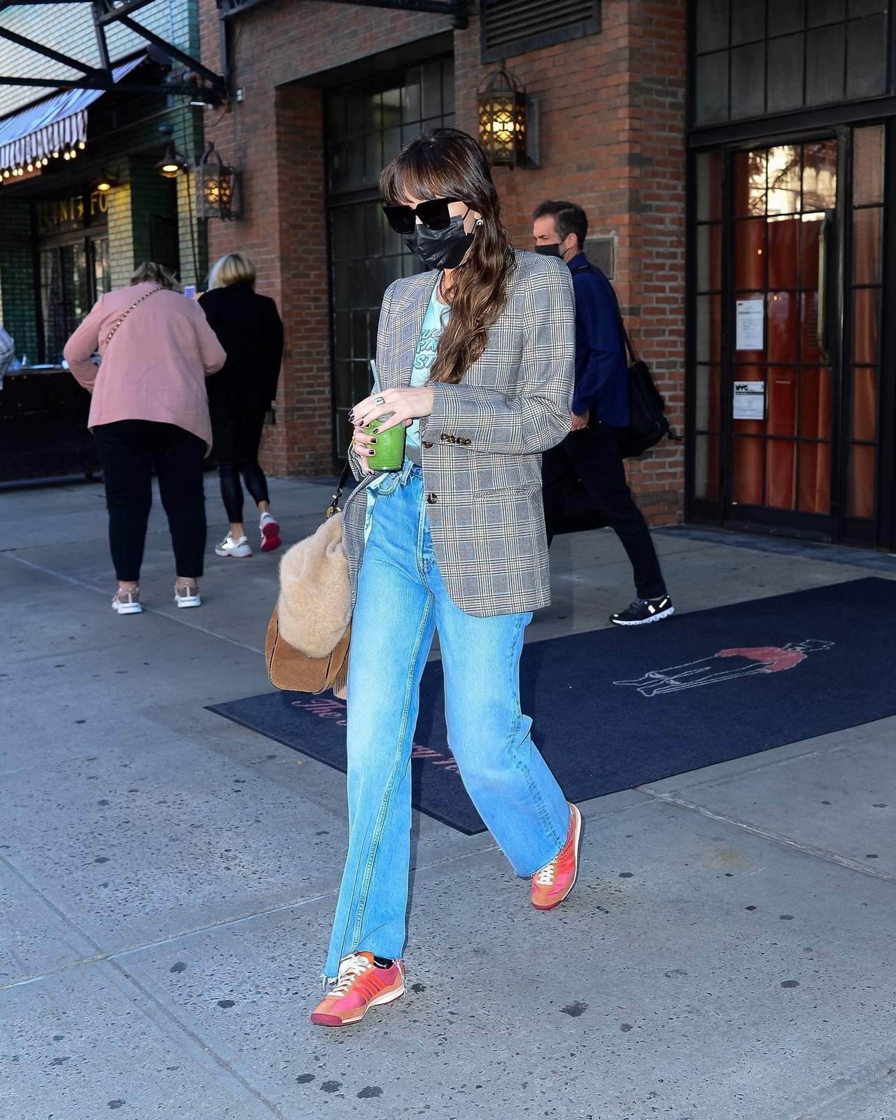 Leaving_The_Bowery_Hotel_in_New_York_City_-_October_2503.jpg Leaving_The_Bowery_Hotel_in_New_York_City_-_October_2503.jpg