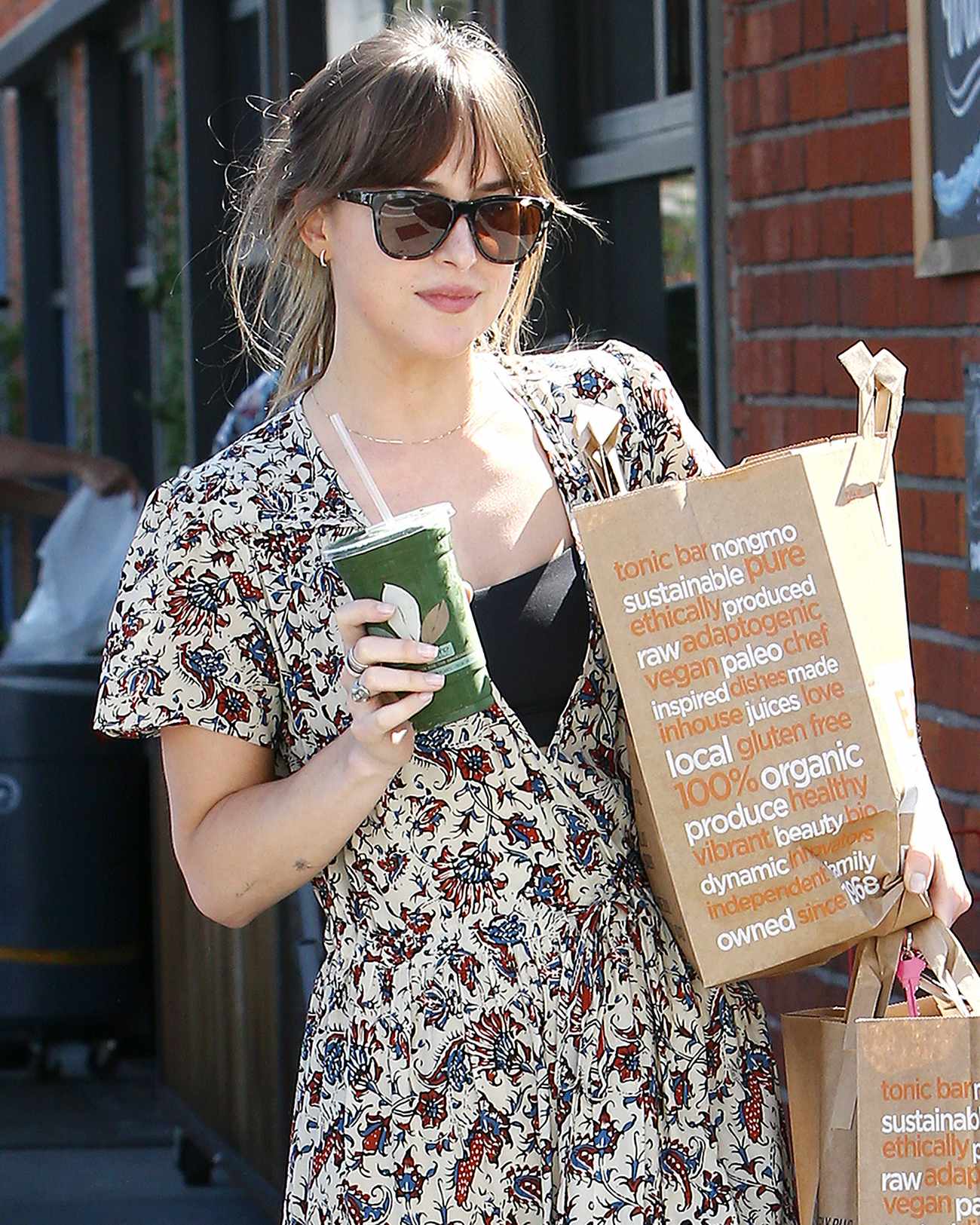 Leaving_a_Venice_Beach_grocery_store_in_Los_Angeles_-_June_1700003.jpg