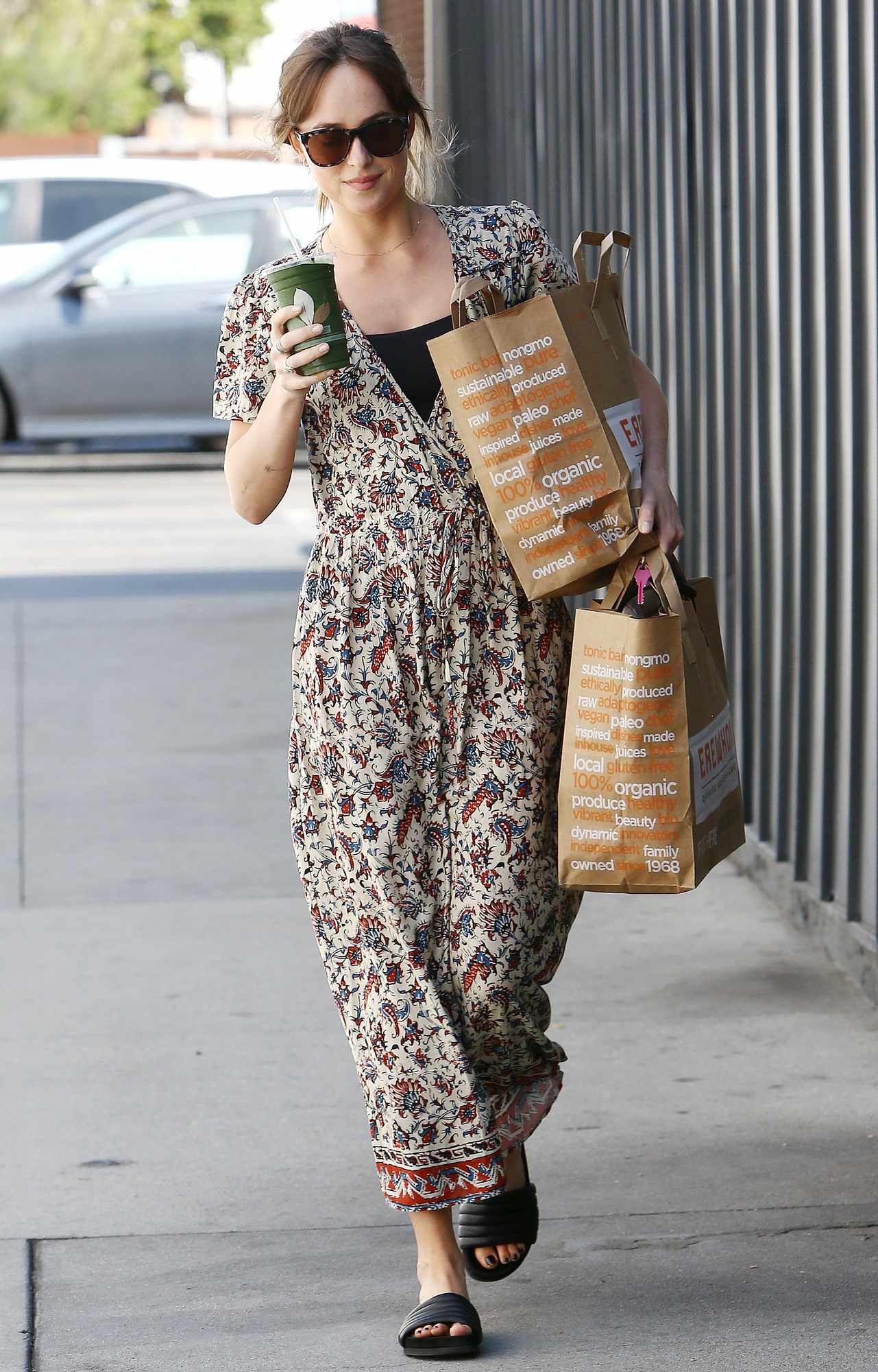 Leaving_a_Venice_Beach_grocery_store_in_Los_Angeles_-_June_1700006.jpg