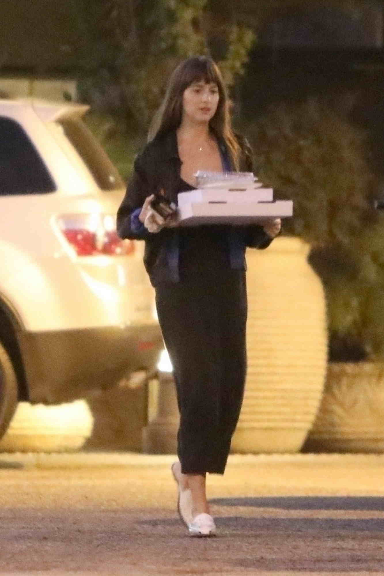 Picks_up_dinner_in_Malibu2C_CA_-_September_221.jpg Picks_up_dinner_in_Malibu2C_CA_-_September_221.jpg