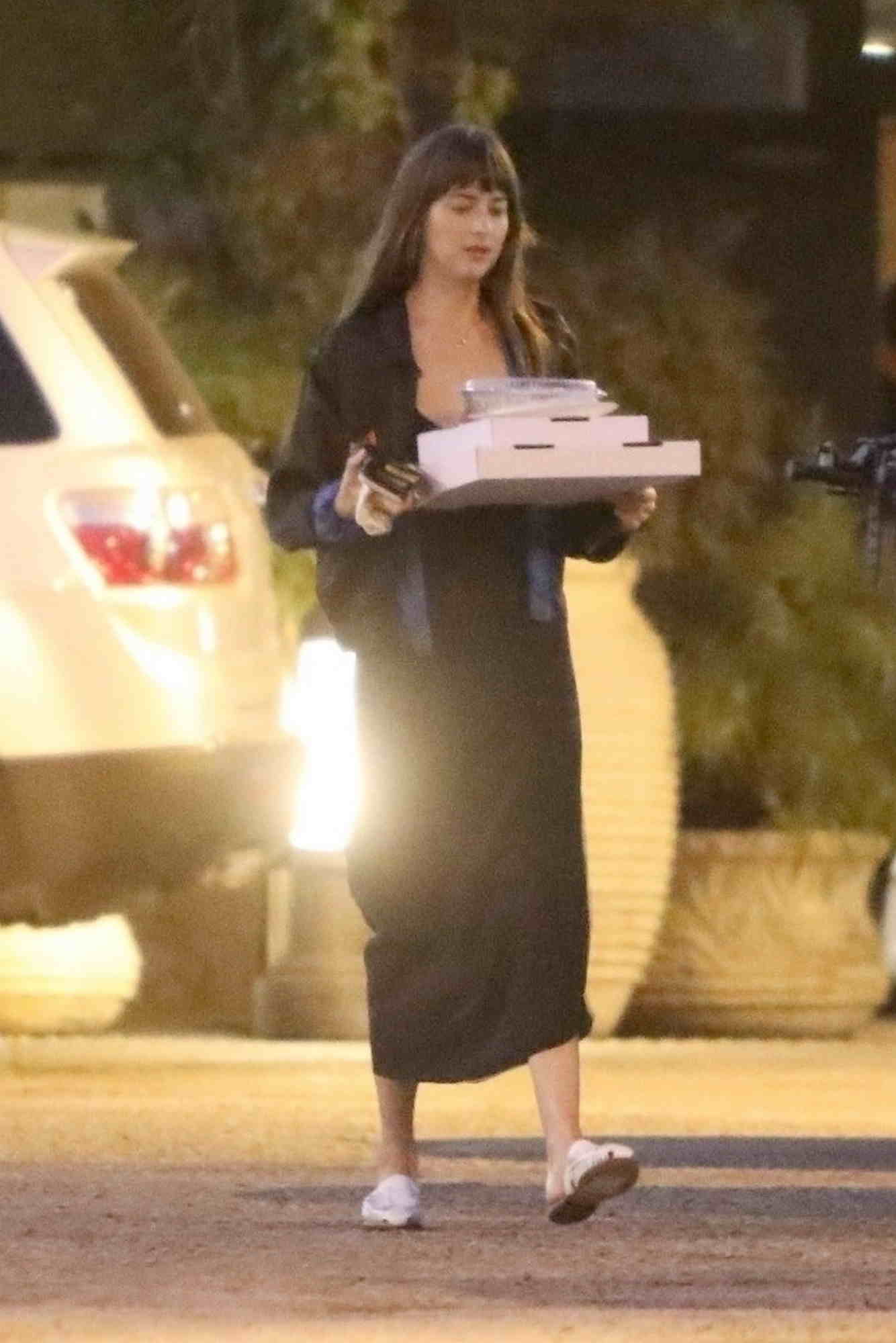 Picks_up_dinner_in_Malibu2C_CA_-_September_222.jpg Picks_up_dinner_in_Malibu2C_CA_-_September_222.jpg