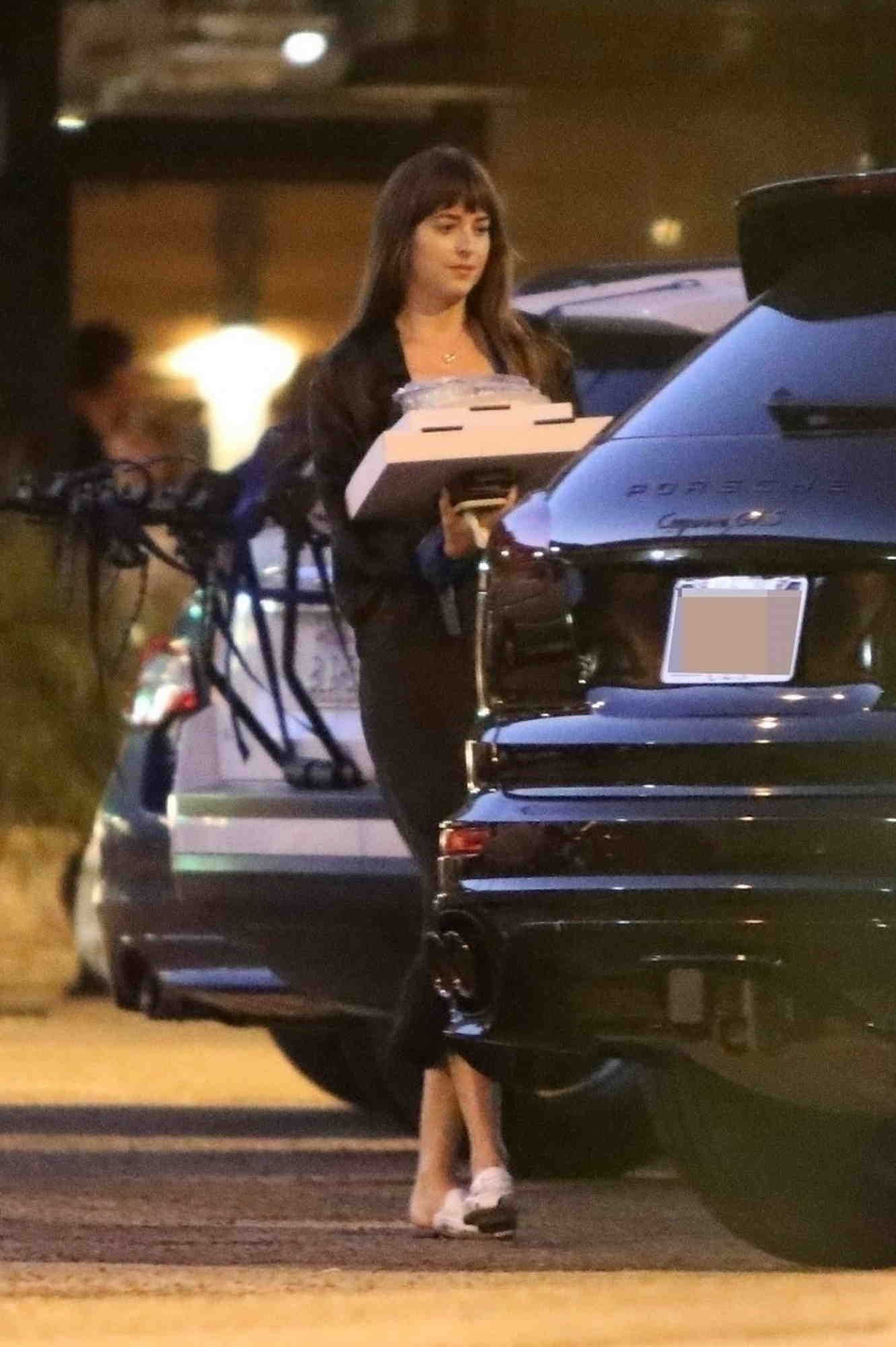 Picks_up_dinner_in_Malibu2C_CA_-_September_223.jpg Picks_up_dinner_in_Malibu2C_CA_-_September_223.jpg