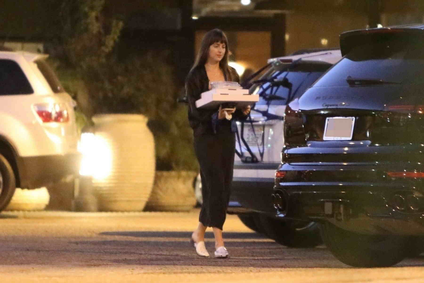 Picks_up_dinner_in_Malibu2C_CA_-_September_224.jpg Picks_up_dinner_in_Malibu2C_CA_-_September_224.jpg