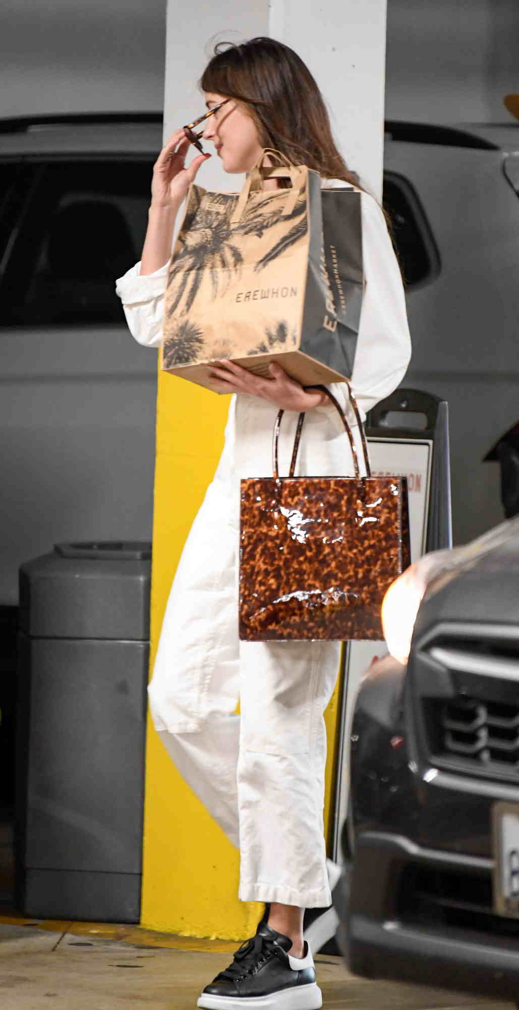 Shopping_at_Erewhon_in_Los_Angeles_-_September_183.jpg Shopping_at_Erewhon_in_Los_Angeles_-_September_183.jpg