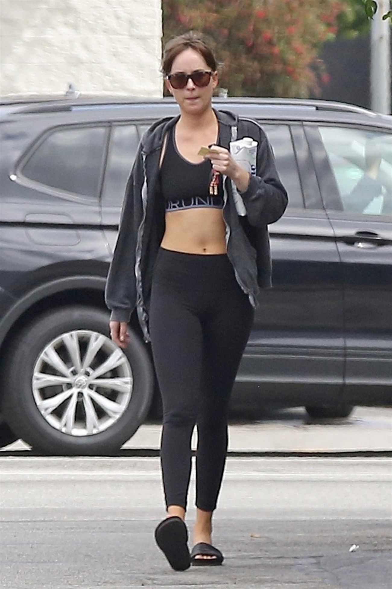 Shows_off_her_abs_as_she_leaves_pilates_in_Los_Angeles2C_CA_-_June_1800004.jpg