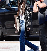 Dakota_Johnson_-_Arrives_at_Venice_s_Marco_Polo_Airport_09032021_00012.jpg