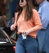 Dakota_Johnson_-_Drinks_coffee_while_out_in_LA_on_November_12-06.jpg