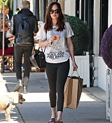 Dakota_Johnson_-_Enjoys_some_solo_shopping_in_Los_Angeles2C_California_on_March_27-06.jpg