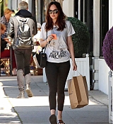 Dakota_Johnson_-_Enjoys_some_solo_shopping_in_Los_Angeles2C_California_on_March_27-08.jpg