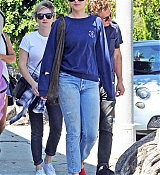 Dakota_Johnson_-_Goes_for_lunch_and_shopping_in_Los_Angeles_on_August_22-15.jpg