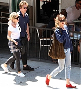 Dakota_Johnson_-_Goes_for_lunch_and_shopping_in_Los_Angeles_on_August_22-18.jpg