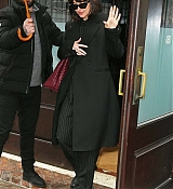 Dakota_Johnson_-_Heads_to_SNL_rehearsals_in_New_York_0123202401.jpg