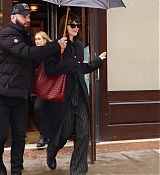 Dakota_Johnson_-_Heads_to_SNL_rehearsals_in_New_York_0123202402.jpg