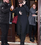 Dakota_Johnson_-_Heads_to_SNL_rehearsals_in_New_York_0123202403.jpg