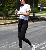 Dakota_Johnson_-_Heads_to_the_gym_for_a_midday_workout_in_LA_on_April_23-04.jpg