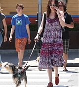 Dakota_Johnson_-_Out_and_about_in_Santa_Monica_on_April_21-04.jpg