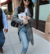 Dakota_Johnson_-_Out_for_a_stroll_in_NYC_on_October_18-06.jpg