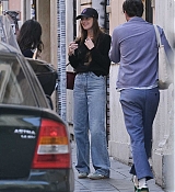 Dakota_Johnson_-_Out_in_Rome_03222024_03.jpg
