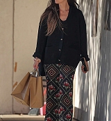 Dakota_Johnson_-_Out_shopping_in_Malibu_03042024_01.jpg