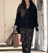 Dakota_Johnson_-_Out_shopping_in_Malibu_03042024_03.jpg