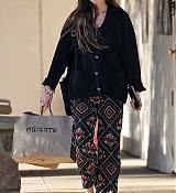 Dakota_Johnson_-_Out_shopping_in_Malibu_03042024_04.jpg