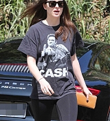 Dakota_Johnson_-_Out_with_her_dog_in_Los_Angeles_on_March_26-04.jpg