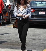 Dakota_Johnson_-_Shopping_at_a_pet_store_in_Los_Angeles_on_March_20-03.jpg