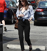 Dakota_Johnson_-_Shopping_at_a_pet_store_in_Los_Angeles_on_March_20-04.jpg